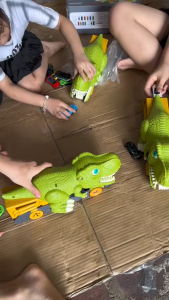 Đồ chơi Khủng long ăn xe oto + tặng kèm 6 xe oto kim loại Toy