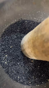 Muối mè đen ( vừng đen)nguyên chất  nhà làm thủ công dùng ăn chay ăn dưỡng sinh giúp đen tóc