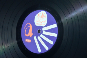 1 แผ่นเสียง 12นิ้ว J03 มะลิลา ปาร์ตีสวิง 10เพลงแผ่นVG++/NMริ้วรอยบาง เสียงรบกวนน้อยนิดไม่มีรอยลึก แผ่นล้างทำความสะอาดแล้ว ปกแจกทั่วไปVG+มีตำหนิขอบนิดหน่อย ขอบไม่ขาด สันไม่ทะลุ