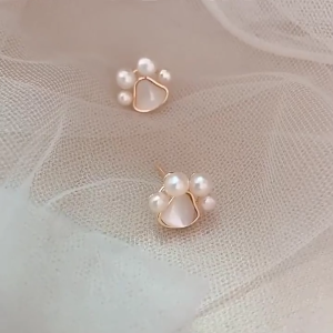 GL 18K Gold Fashionable Cute Cat Claw Personalized Pearl Earrings ES63649