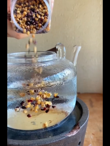 Dehumidifying tea stir-fried coix seed red bean gorgon fruit poria and cooked coix seed tea to remove dampness detoxify strengthen the spleen and remove dampness.