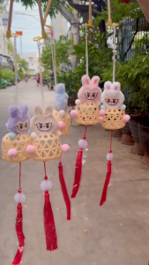 Lồng đèn decor Trung Thu rọ rổ giỏ tre nhựa gắn đính mặt thú gấu thỏ LABUBU bông lông tua đỏ đèn LED