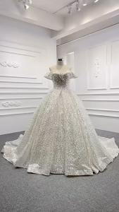 Gaun Queen Glamor: Desain Gaun Pernikahan Mewah & Elegan