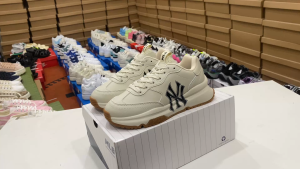 รองเท้าผ้าใบ MLB Chunky Runner Basic New York Yankees สีครีม มีสินค้าพร้อมส่ง