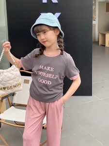 WANDER ชุดไทยเด็ก ชุดแฟชั่นเด็กผู้หญิง การออกแบบตัวอักษรอย่างมีสไตล์ สาวฤดูร้อนใหม่สไตล์เกาหลีอเนกประสงค์การออกแบบเชือกรูดแขนสั้นชุดสูทกางเกงขากว้าง