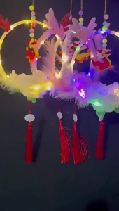 Lồng đèn decor Trung Thu vòng tròn lông hình con rồng lân đỏ tua đỏ có đèn LED pin AA