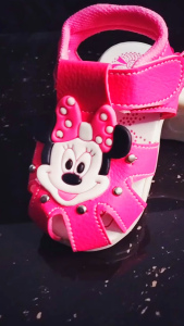 Sepatu sendal anak bayi perempuan sol dengan perekat kuat dan kombinasi warna menarik suara cit cit