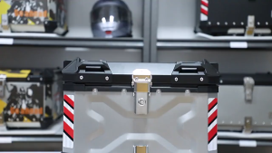 【จัดส่งภายใน 48 ชั่วโมง】กล่องเก็บรถมอเตอร์ไซค์ กล่องอลูมิเนียมอัลลอยด์ ท้ายรถมอเตอร์ไซค์ 45 ลิตร 55 ลิตร 65 ลิตร พร้อมฐานรอง สําหรับรถจักรยานยนต์ มีพนักพิง