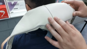 Máy Massage Cổ Vai Gáy 6D máy massage hồng ngoại máy massage cổ vai gáy máy massage công nghệ nhật Kỹ Thuật Massage Số 8 Giảm Đau Nhức Hiệu Quả Dành Cho Văn Phòng Người Cao Tuổi với chức năng giảm đau nhức mệt mỏi rễ sử dụng BH 12 THÁNG