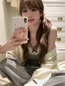 THE ONE ใส่สบายยืดตามสรีระร่างกาย มีฟองน้ำในตัวแบบเย็บติดบราไม่เลื่อนหลุด ให้เสียทรง ปิดจุก