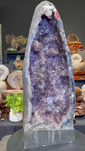 nice rutilated amethyst geode 五行“木” 💯天然钛晶花洞 形体薄皮绿幽灵共生边 晶体花簇花柱形 钛晶共生👍💰 寿星头里带一颗黄方解石 底部带有一些软糖白水晶   高(Height): 57.5cm  宽(Width): 21x15cm   洞深(Hole): 7cm  重(Weight): 20kg