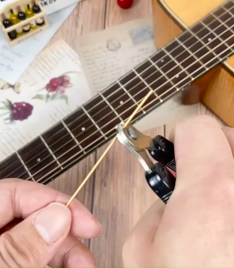 มืออาชีพ ชุดซ่อมกีต้าร์ 25 IN 1 ชุดเครื่องมือซ่อมกีตาร์ เครื่องมือเปลี่ยนสายกีตาร์ สําหรับกีต้าร์และเบส