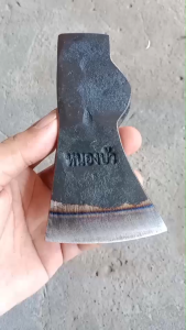 หัวขวาน ตราหนองบัว ทรงแก้ม Axe ( สินค้าพร้อมจัดส่ง ) **ขนาดจิ๋ว**  หน้าคมกว้าง 6 - 7 ซม. หนัก 400 กรัม ตีจากเหล็กแหนบ 100% ตีร้อนขึ้นรูปเจาะรูด้วยเหล็กชิ้นเดียว