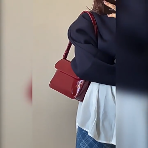 2024🔥ส่งไวจากไทย🔥 กระเป๋าทรงถัง สไตล์เกาหลี กระเป๋าสะพายข้างสีแดง สําหรับผู้หญิง แฟชั่นเรโทร มีสายสะพายไหล่สองข้าง กระเป๋าสะพายไหล่ ทรงสี่เหลี่ยม ความจุขนาดใหญ่ สไตล์วินเทจ สําหรับผู้หญิง