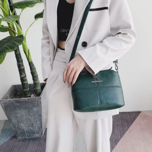 ผู้หญิงกระเป๋าสะพายไหล่ใหม่แฟชั่นเกาหลีสีทึบกลางอายุผู้หญิงกระเป๋าสะพายกระเป๋าแม่ขนาดเล็กกระเป๋าสี่เหลี่ยม