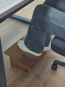 QUANU Footstool Under Table Ergonomics Tilt Footrest Office Foot Stool Household Wooden Footstool Pedal Toilet Foot pedal 脚凳脚踏板