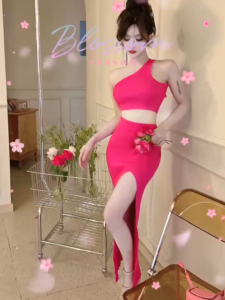 2024 ฤดูใบไม้ผลิและฤดูร้อนใหม่อารมณ์และระดับไฮเอนด์กลวงโลหะเชือกแขวนคอสะโพกครอบคลุมชุดกระโปรงสีดำเล็กๆน้อยๆสำหรับผู้หญิง