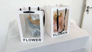 🌼 🌻 ขนาด28*28*40ซม. ถุงกระดาษ หน้าใส FLOWER ใส่ของขวัญ ช่อดอกไม้ ตุ๊กตา ถุงของขวัญ (สินค้าพร้อมส่ง)