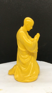 Tượng nhà sư bái phật dáng quỳ  cao 13.2cm chất liệu Đá đúc (-Nhiều màu sắc). Trang trí trên ô tô tiểu cảnh bonsai ghép lũa để bàn trà phòng khách bàn làm việc…