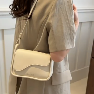 Túi vuông đeo chéo một vai kiểu dáng hiện đại