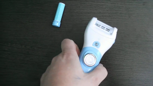 Kemei เครื่องขัดส้นเท้าและผิวด้าน 360 องศา ไร้สายแบบชาร์ท รุ่น KM-2503 กันน้ำได้ 100% พร้อมไฟ LED ส่องสว่าง สะอาดปลอดภัย – สีฟ้า