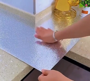 Pelindung Sticker Dinding Dapur & Laci Meja Aluminium Foil Anti Minyak 40x200cm