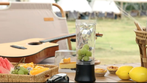 Japan Juicer Portable small household multi-functional electric juicer can crush ice large capacity juicer cup Original Portable Blender 600ML Bottled Juicer Electric USB Rechargeabl Mini Blender