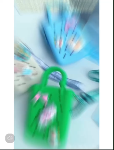 พร้อมส่งที่ไทย กระเป๋ายาง แบบมีรู แต่งตุ๊กตาสายปรับได้ - 🛍️ กระเป๋ายางแต่งตุ๊กตา สายปรับได้ มี 4 สี กระเป๋าน่ารักๆแฟชั่น