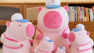 Gấu Bông Chuột Capybara Hông Cao Cấp Đeo Bóng Đội Nón Lông Xù Mềm Mại gaubongbobo