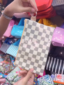 กระเป๋าใส่เครื่องสำอางใส่ของจุกจิกใส่โทรศัพท์มือถือ ถือคล้องแขนได้สะดวกสบายต่อการใช้งาน (ขนาดยาว8นิ้วกว้าง5นิ้ว)ผลิตจากโรงงานไทย ออเดอร์สินค้าได้