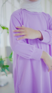 Hirihita Lulu A050 Baju Gamis Lulu Anak Perempuan Sablon Good Things Are Coming 12 Warna 1-12 Tahun\\n\\n Mengenal Baju Gamis Lulu Anak Perempuan\\n\\nBaju Gamis Lulu Anak Perempuan adalah pakaian tradisional yang dirancang khusus untuk anak perempuan usia 1-12 tahun. Desain unik dan menarik ini menggabungkan unsur-unsur modern dengan gaya tradisional, menjadikannya pilihan yang ideal untuk anak-anak. Beberapa keunggulan dari Baju Gamis Lulu Anak Perempuan meliputi:\\n\\n- **Keunggulan Baju Gamis Lulu Anak Perempuan**\\n  - Desain elegan dan modis\\n  - Bahan berkualitas tinggi\\n  - Nyaman dipakai oleh anak-anak\\n  - Mudah dicuci dan tahan lama\\n\\n- **Pilihan Warna Baju Gamis Lulu Anak Perempuan**\\n  - Baju Gamis Lulu Anak Perempuan tersedia dalam 12 pilihan warna yang menarik, seperti hitam, maroon, salem, biru navy, ungu, lilac, fuschia, pink, coklat, dan bata.\\n\\n Desain Cinnamoroll & Sablon Good Things Are Coming\\n\\n Baju Gamis Spandek Sablon Cinnamoroll\\n\\nBaju Gamis Spandek Sablon Cinnamoroll adalah salah satu desain unik yang ditawarkan oleh Hirihita Lulu A002. Desain ini menggabungkan karakter populer Cinnamoroll dari Sanrio dengan bahan spandek yang nyaman dan elastis. Baju Gamis Spandek Sablon Cinnamoroll tersedia dalam 12 pilihan warna yang menarik.\\n\\n Baju Gamis Sablon Good Things Are Coming\\n\\nBaju Gamis Sablon Good Things Are Coming adalah desain lain yang ditawarkan oleh Hirihita Lulu A050. Desain ini menampilkan tulisan \"Good Things Are Coming\" pada bagian depan baju gamis. Baju Gamis Sablon Good Things Are Coming tersedia dalam 12 pilihan warna yang menarik.\\n\\n Ukuran Baju Gamis Lulu Anak Perempuan\\n\\nBaju Gamis Lulu Anak Perempuan tersedia dalam berbagai ukuran untuk anak usia 1-12 tahun. Berikut adalah daftar ukuran yang tersedia:\\n\\n- **Ukuran Baju Gamis Anak Usia 1-12 Tahun**\\n  - Ukuran 1 tahun\\n  - Ukuran 2 tahun\\n  - Ukuran 3 tahun\\n  - Ukuran 4 tahun\\n  - Ukuran 5 tahun\\n  - Ukuran 6 tahun\\n  - Ukuran 7 tahun\\n  - Ukuran 8 tahun\\n  - Ukuran 9 tahun\\n  - Ukuran 10 tahun\\n  - Ukuran 11 tahun\\n  - Ukuran 12 tahun\\n\\n- **Pilihan Warna Baju Gamis 12 Warna Anak**\\n  - Hitam\\n  - Maroon\\n  - Salem\\n  - Biru Navy\\n  - Ungu\\n  - Lilac\\n  - Fuschia\\n  - Pink\\n  - Coklat\\n  - Bata\\n  - Abu-abu\\n  - Hijau\\n\\nBaju Gamis Lulu Anak Perempuan adalah pilihan yang tepat untuk anak-anak Anda yang mencari pakaian tradisional dengan desain modern dan elegan. Dengan berbagai pilihan warna dan ukuran, Anda pasti akan menemukan Baju Gamis Lulu Anak Perempuan yang sesuai dengan selera dan kebutuhan anak Anda.\\n