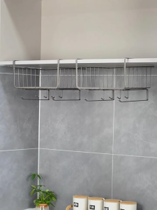 ตะกร้าแขวนตู้ในครัว ชั้นวางของครัว ตะกร้าเหล็กวางของ ตะกร้าแขวนเก็บของอเนกประสงค์ แบบเกี่ยวใต้ตู้ ใต้โต๊ะ เพิ่มพื้นที่เก็บของ ใช้งานง่าย ที่แขวนใส่ของ