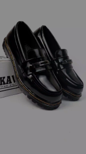 KAVILAZ true style yourself: Sepatu Pria Loafer Docmart Slop Black Glossy Formal Kerja Kantor Kode Z16