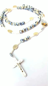 Kalung rosario motif marmer eksklusif bercorak sekat rosario