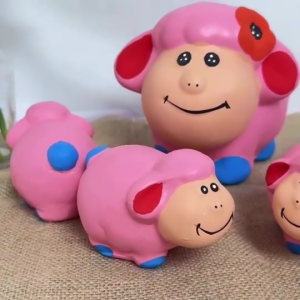 ตุ๊กตาแต่งสวน รูปปั้นแต่งสวน ตุ๊กตาแกะ  รูปปั้นแกะ รุ่น ครอบครัวแกะ สีชมพู ชุด5ตัว ของแต่งบ้าน แต่งสวน แต่งคาเฟ่ ตากแดดตากฝนได้