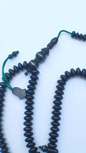 Tasbih Kayu Galih Kelor Hitam Ukuran 12mm untuk Muslim dengan Motif Unik