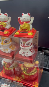 รวมทุกแมวกวัก ทุกแบบ ไว้ที่นี่ ใช้แสงแดดของพระอาทิตย์ ไม่ต้องใส่ถ่าน ไว้ที่โต๊ะทำงาน กวักเงินทอง ราคาถูก