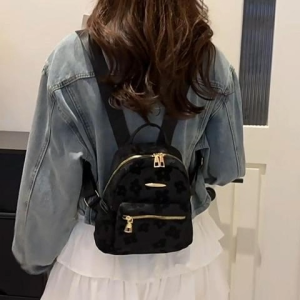 Psion ของมันต้องมี กระเป๋าเป้แฟชั่น รุ่นนี้น่ารักมาก ดีเทลสวยลายดอกไม้ สีสันน่ารักสดใส สะพายหลังคือดี สวยจึ้งมงลง พกพาสะดวกสุดๆ รุ่นนี้มีให้เลือก 3สีสุดปัง ห้ามพลาดเลยแม่