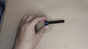 BAUT L BAJA M10X60 PANJANG 6 CM 6CM BAUD 12 L BAJA M10 X 60 KUNCI L8 L 8 KUNCI PAS 17 FULL DRAT WARNA HITAM SOCKET HEX CAP SCREW 10 X 60 10X60 60MM 60 MM M10 X60 M10X 60 GRADE 12.9 PITCH DRAT 1.25 DIAMETER BODY 10MM SKRUP SEKRUP