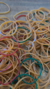 KARET GELANG PENTIL LUBANG BESAR ISI 100 GR - WARNA MERAH HIJAU KUNING DAN MIX