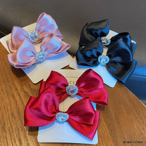 ✨ กิ๊บติดผมโบว์ ✨ ประดับพลอยรูปหัวใจ เซ็ต2ชิ้น กิ๊บติดผมผ้าซาติน หนูหรา มี 3 สี ดำ แดง ชมพู
