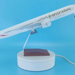 โมเดลเครื่องบินโชว์คุณภาพสูง Boeing 777-300LR ของสายการบิน Emirates Airlines Expo ขนาด 49 ซม. พร้อมไฟ LED ในห้องโดยสาร/ห้องนักบินพร้อมขาตั้ง