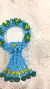 พวงมาลัยคริสตัลสีฟ้า ลายดอกไม้เขียวเหลือง อุบะคริสตัล 7 ชาย ขนาด 5.5x10x1.5 ซม.