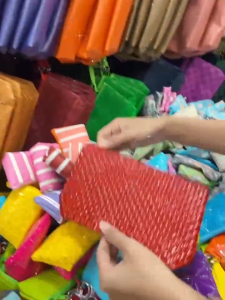 กระเป๋าใส่เครื่องสำอางใส่ของจุกจิกใส่โทรศัพท์มือถือ ถือคล้องแขนได้สะดวกสบายต่อการใช้งาน (ขนาดยาว8นิ้วกว้าง5นิ้ว)ผลิตจากโรงงานไทย ออเดอร์สินค้าได้