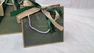 ถุงกระดาษ หูหิ้ว ถุงของขวัญ ถุงรับไหว้ สีเขียวขอบทองลายใบไม้ ริบบิ้นทูโทน สีทอง+เขียว พร้อมส่ง..