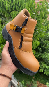 Sepatu Safety Boots Pria Ujung Besi