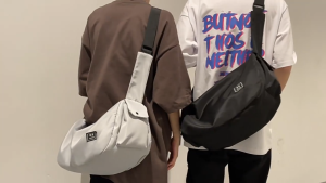 MelJun กระเป๋าสะพายผช กระเป๋าสะพายข้างผู้ชาย กระเป๋าสะพายข้าง กระเป๋าแฟชั่น ผู้ชาย ผ้าใบกระเป๋า ผ้าโพลี สไตล์ประจำวัน สำหรับประสิทธิภาพ ผู้ชาย ผู้หญิง