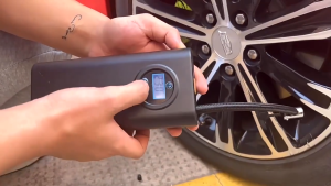 LIVING HOME Kompresor Udara LED Isi Ulang Inflator Ban Mobil Air Pump Tire Inflator Portable Mini Pompa Angin Elektrik Otomatis Pompa Ban Kompresor Mini Listrik Tampilan Cerdas Deteksi Tekanan Ban Nirkable