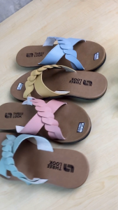 THREELOOK Official - Sandal Kulit Wanita Slop Silang Flat Non Slip Anti Licin - LIUNA\\n\\n Apa Itu Sandal Kulit Wanita Slop Silang Flat Non Slip Anti Licin?\\n\\nSandal Kulit Wanita Slop Silang Flat Non Slip Anti Licin adalah sepatu sandal yang dirancang khusus untuk wanita yang mencari kenyamanan dan keamanan saat berjalan. Sandal ini memiliki desain yang elegan dan fungsional, serta bahan kulit berkualitas tinggi yang membuatnya tahan lama dan nyaman dipakai.\\n\\n Keunggulan Sandal Kulit Wanita Slop Silang Flat Non Slip Anti Licin\\n\\nSandal Kulit Wanita Slop Silang Flat Non Slip Anti Licin memiliki beberapa keunggulan, antara lain:\\n\\n* Bahan kulit berkualitas tinggi yang tahan lama dan nyaman dipakai\\n* Desain slop silang yang menambah gaya dan fungsionalitas\\n* Sol non-slip dan anti licin yang memberikan keamanan saat berjalan\\n* Model flat yang cocok untuk berbagai acara dan aktivitas sehari-hari\\n\\n Kelebihan Sandal Kulit Wanita Slop Silang Flat Non Slip Anti Licin\\n\\nSelain keunggulannya, Sandal Kulit Wanita Slop Silang Flat Non Slip Anti Licin juga memiliki beberapa kelebihan, antara lain:\\n\\n* Mudah dipakai dan dilepas\\n* Cocok untuk berbagai ukuran kaki\\n* Tersedia dalam berbagai warna dan desain\\n* Cocok untuk berbagai acara dan aktivitas sehari-hari\\n\\n Bagaimana Memilih Sandal Kulit Wanita Slop Silang Flat Non Slip Anti Licin yang Tepat?\\n\\nBerikut adalah beberapa tips memilih sandal kulit wanita slop silang flat non slip anti licin yang tepat:\\n\\n1. Perhatikan ukuran kaki Anda\\n2. Pilih bahan kulit berkualitas tinggi\\n3. Pilih model dan desain yang sesuai dengan gaya Anda\\n4. Pastikan sol non-slip dan anti licin\\n\\n Bagaimana Menggunakan Sandal Kulit Wanita Slop Silang Flat Non Slip Anti Licin dengan Benar?\\n\\nBerikut adalah cara memakai sandal kulit wanita slop silang flat non slip anti licin dengan benar:\\n\\n1. Pilih ukuran yang pas\\n2. Pakai sandal dengan cara yang benar\\n3. Jaga kebersihan dan kualitas sandal\\n\\nBerikut adalah beberapa tips merawat sandal kulit wanita slop silang flat non slip anti licin:\\n\\n* Bersihkan secara rutin\\n* Gunakan pelembab kulit\\n* Simpan di tempat yang aman dan kering\\n\\n Manfaat Menggunakan Sandal Kulit Wanita Slop Silang Flat Non Slip Anti Licin\\n\\nBerikut adalah beberapa manfaat menggunakan sandal kulit wanita slop silang flat non slip anti licin:\\n\\n* Kenyamanan saat berjalan\\n* Keamanan saat berjalan\\n* Kepraktisan untuk aktivitas sehari-hari\\n* Model yang elegan dan fungsional\\n\\nSandal kulit LIUNA adalah pilihan yang tepat untuk Anda yang mencari kenyamanan dan keamanan saat berjalan. Dengan desain slop silang flat non-slip anti licin, sandal ini cocok untuk berbagai acara dan aktivitas sehari-hari. Pastikan untuk memilih ukuran yang pas dan merawat sandal dengan baik agar tahan lama dan tetap nyaman dipakai.\n}