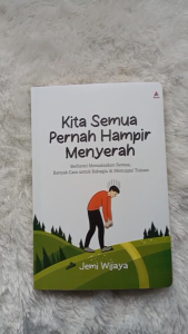 Buku Kita Semua Pernah Hampir Menyerah: Berhenti Memaksakan Semua Banyak Cara Untuk Bahagia